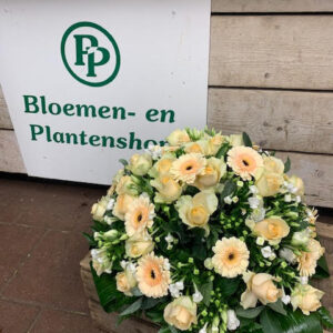 Rouwarrangement Biedermeier Zalm-Wit
